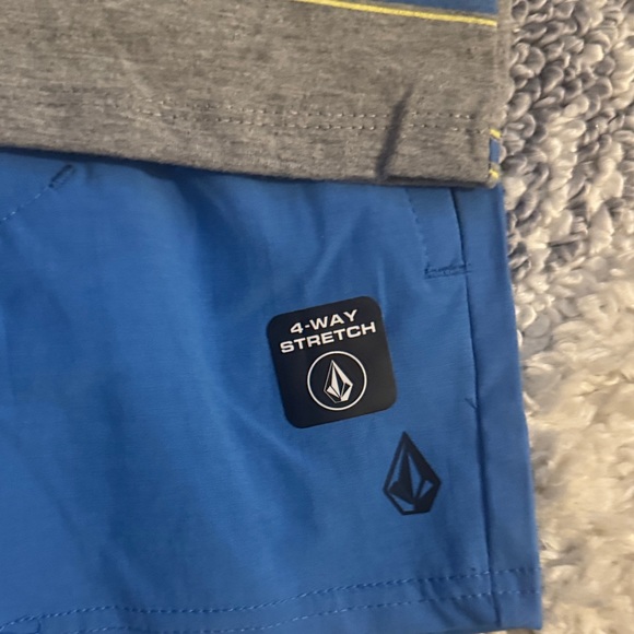 Volcom Set - Picture 3 of 4